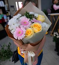 Букет цветов из:  Герберы, Розы и Хризантемы в Новошахтинске